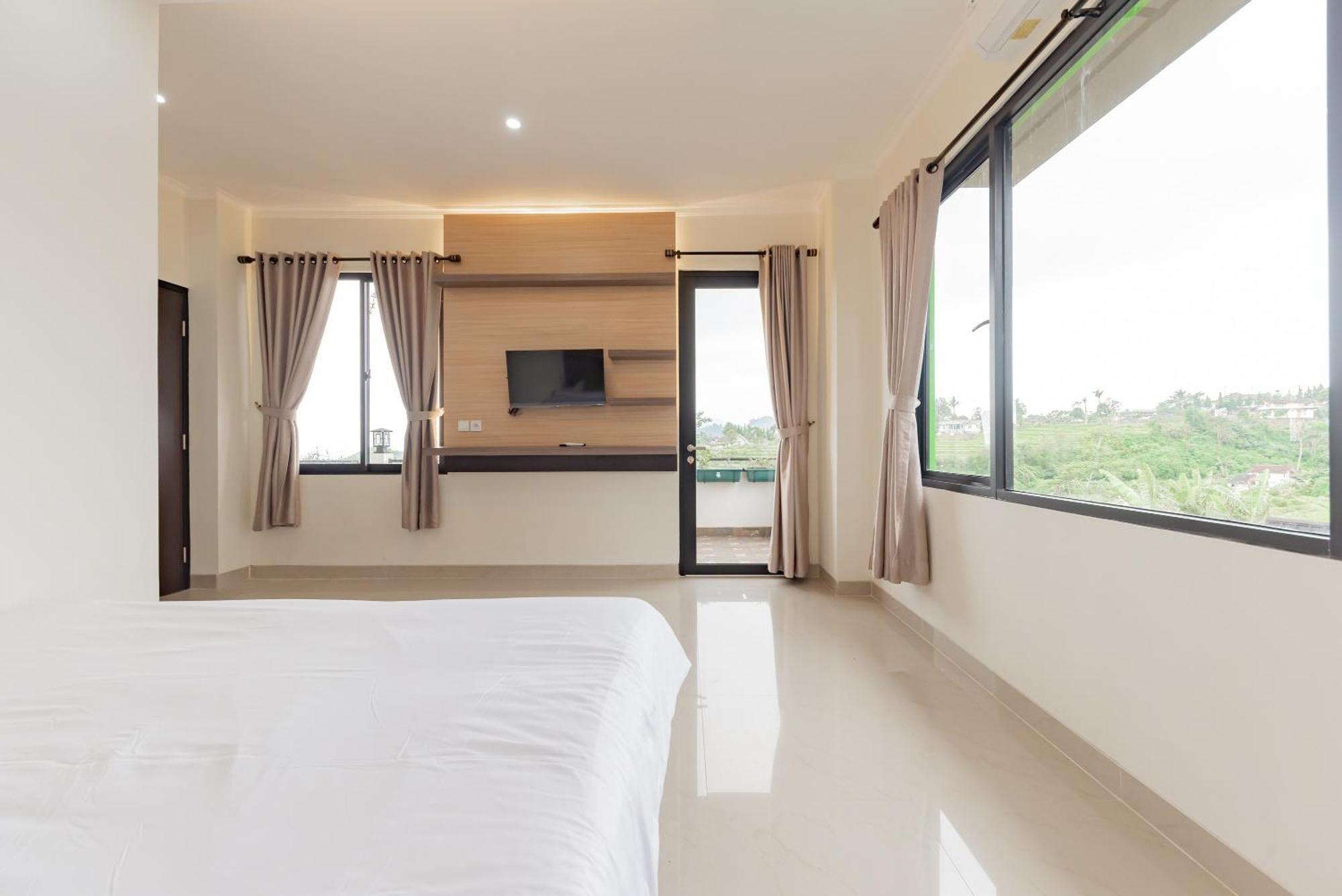 Urbanview Hotel Mamifokobo Puncak By Reddoorz Sindanglaya Экстерьер фото